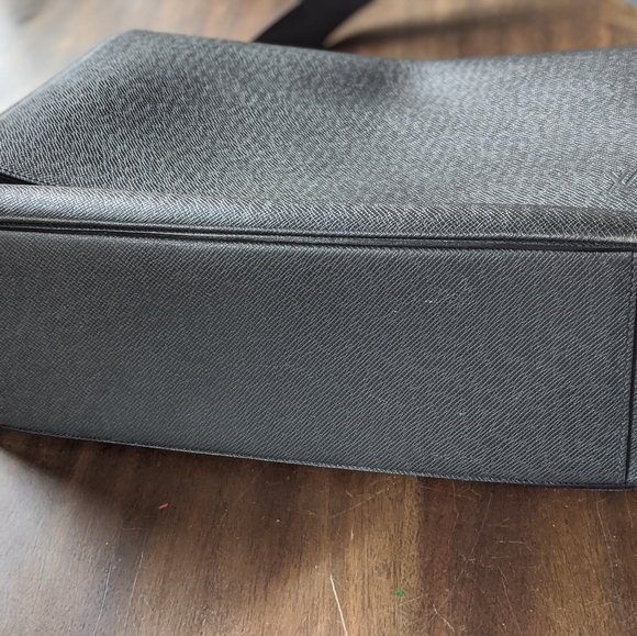 💯Authentic LV Taiga Roman Messenger Bag - Picture 8 of 8